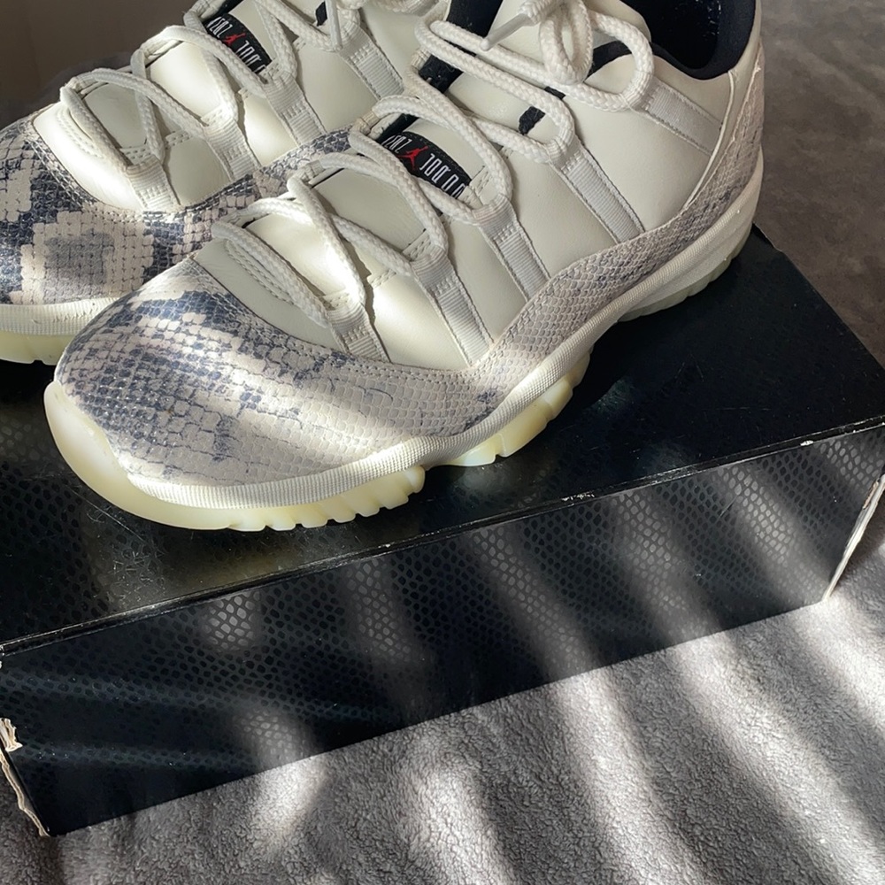 Jordan 11 Light Bone